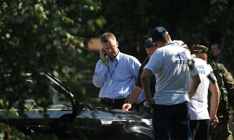 OSCE monitors struggle to weave through battle-struck Donetsk