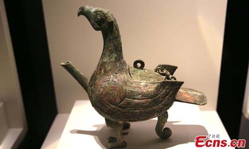 A bronze item from the Zhou Dynasty (1046 BC–256 BC) on display at an exhibition in the Shanxi History Museum in Xi’an City, the capital of North China’s Shanxi Province, Oct. 24, 2016. The relics from Shaanxi, Shanxi, Henan and Hebei provinces included more than 100 first-class artifacts. (Photo: China News Service/Zhang Yuan)