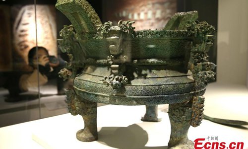 A bronze item from the Zhou Dynasty (1046 BC–256 BC) on display at an exhibition in the Shanxi History Museum in Xi’an City, the capital of North China’s Shanxi Province, Oct. 24, 2016. The relics from Shaanxi, Shanxi, Henan and Hebei provinces included more than 100 first-class artifacts. (Photo: China News Service/Zhang Yuan)