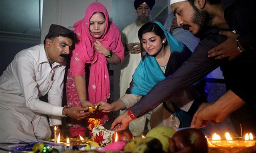 Pakistani Hindus light oil lamp to celebrate Diwali, the Festival of Lights, in northwest Pakistan's Peshawar on October 30, 2016. Photo: Xinhua