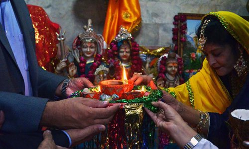 Members of a Pakistani Hindu family pray to mark Diwali, the Festival of Lights, in eastern Pakistan's Lahore on October 30, 2016. Photo: Xinhua