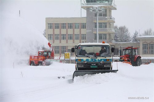 Snow cleaners clear snow in Altay, northwest China's Xinjiang Uygur Autonomous Region, Nov. 16, 2016. The local authority launched a level-four emergency response after the city's snowstorm continued past 50 hours. (Xinhua) 