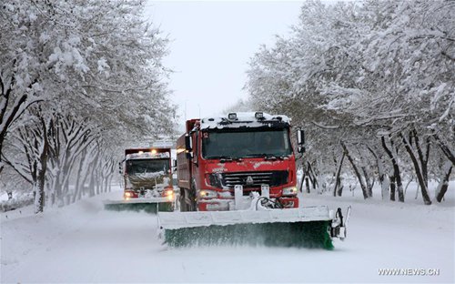 Snow cleaners clear snow in Altay, northwest China's Xinjiang Uygur Autonomous Region, Nov. 16, 2016. The local authority launched a level-four emergency response after the city's snowstorm continued past 50 hours. (Xinhua/Ye Erjiang) 