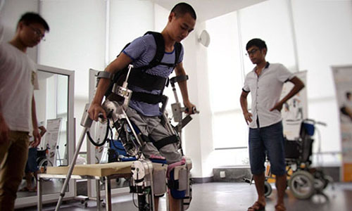 A wearable robotic leg developed by a team from the University of Electronic Science and Technology of China (UESTC) is purportedly one of the first devices of its kind to mimic natural knee movement. Photo: People.cn