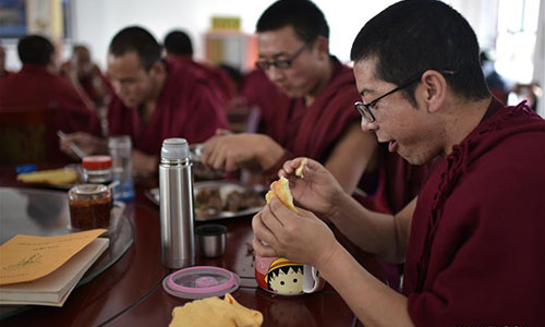  Monks have a meal at Qinghai Tibetan Buddhism College in Guide County, northwest China's Qinghai Province, Nov. 16, 2016. The first batch of 120 monks have started their four-year full-time study at the newly-opened Tibetan Buddhism college recently. (Xinhua/Zhang Hongxiang)