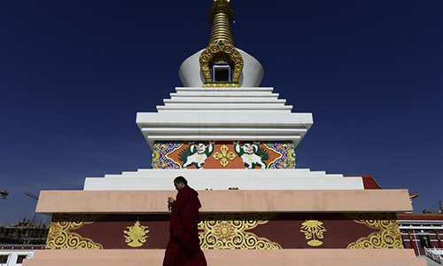  A monk is seen at Qinghai Tibetan Buddhism College in Guide County, northwest China's Qinghai Province, Nov. 16, 2016. The first batch of 120 monks have started their four-year full-time study at the newly-opened Tibetan Buddhism college recently. (Xinhua/Zhang Hongxiang)