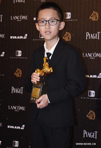 Kong Weiyi poses for photos after winning the Best New Performer award for his role in the movie The Summer Is Gone at the 53rd Golden Horse Awards in Taipei, southeast China's Taiwan, Nov. 26, 2016. The awarding ceremony of the 53rd Golden Horse Awards was held here on Saturday. (Xinhua)