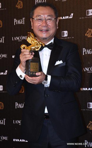 Fan Wei poses for photos after winning the Best Leading Actor award for his role in the movie Mr. No Problem at the 53rd Golden Horse Awards in Taipei, southeast China's Taiwan, Nov. 26, 2016. The awarding ceremony of the 53rd Golden Horse Awards was held here on Saturday. (Xinhua)