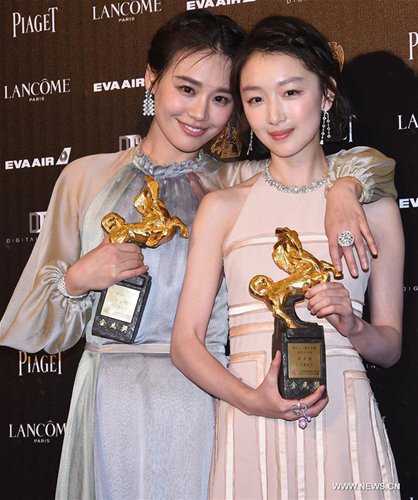 Zhou Dongyu (R) and Ma Sichun pose for photos after winning the Best Leading Actress awards for their roles in the movie Soul Mate at the 53rd Golden Horse Awards in Taipei, southeast China's Taiwan, Nov. 26, 2016. The awarding ceremony of the 53rd Golden Horse Awards was held here on Saturday. (Xinhua)