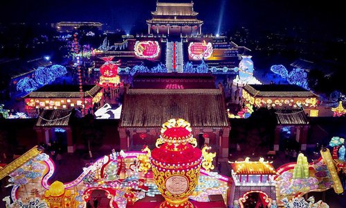 Photo taken on Jan. 31, 2017 shows the giant lanterns at a lantern fair at Longting park in Kaifeng, central China's Henan Province. Photo: Xinhua