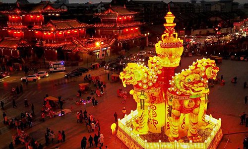 Photo taken on Jan. 31, 2017 shows the giant lantern at a lantern fair at Longting park in Kaifeng, central China's Henan Province. Photo: Xinhua