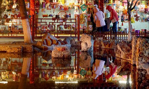 Tourists visit a lantern fair at Longting park in Kaifeng, central China's Henan Province, Jan. 31, 2017. Photo: Xinhua