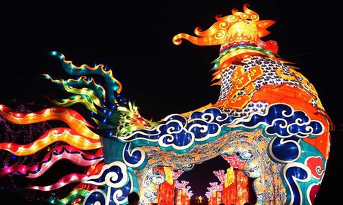 Tourists walk through the rooster lantern during a lantern fair at Longting park in Kaifeng, central China's Henan Province, Jan. 31, 2017. Photo: Xinhua