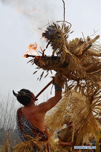 A performer waves a straw dragon in Dahan Village of Hancun Township in Qingfeng County, central China's Henan Province, Feb. 14, 2017. The local straw dragon dance was a pray for rain in ancient time and turned into a folk art nowadays. Photo:Xinhua