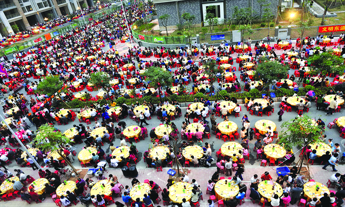 Villagers attend a massive banquet with 808 tables to celebrate moving to new residences in Liede village, Guangzhou, Guangdong Province, on November 20, 2010. Photo: IC