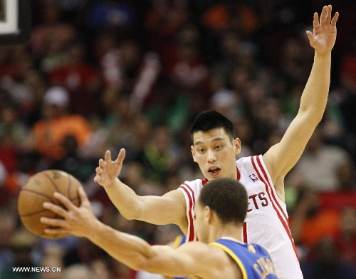 Jeremy Lin (R) of Houston Rockets makes defense during the NBA game against Golden State Warriors in Houston, the United States, on March 17, 2013. (Xinhua/Song Qiong) 