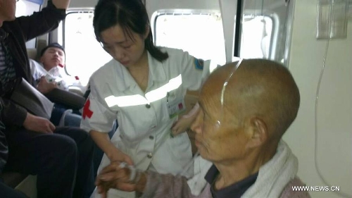 A man (front) whose waist is injured in the earthquake receives medical treatment at a medical post in Lushan County of Ya'an City, southwest China's Sichuan Province, April 20, 2013. A 7.0-magnitude earthquake hit Sichuan Province's Lushan County of Ya'an City Saturday morning. Nearly 30 people were killed and 400 others injured in the earthquake, said Xu Mengjia, secretary of the Ya'an Municipal Committee of the Communist Party of China. Rescue team has been dispatched to the quake-affected area. (Xinhua/Wu Dan)