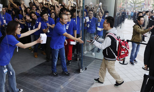 A new Apple store opened in Beijing's Wangfujing shopping district on October 20, which is the company's largest retail store in Asia. Photo: Global Times/Li Hao