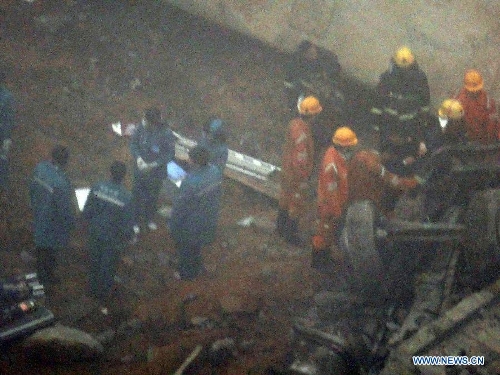 Rescuers work at the accident site where an expressway bridge partially collapsed due to a truck explosion in Mianchi County, Sanmenxia, central China's Henan Province, Feb.1, 2013. The explosion, which occurred around 8:52 a.m. (0052 GMT) on Feb. 1, caused several vehicles to tumble from the bridge. At least four people died and eight others were injured, the city government of Sanmenxia said. Search and rescue efforts are under way. (Xinhua/Xiao Meng) 