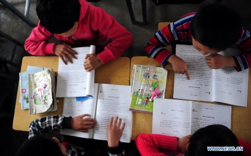 Students of the Hejiabao Central Primary School read during a trial class for the leapfrog education model in Dangchang County, northwest China's Gansu Province, May 27, 2013. The program, aimed at exploring a new education model and starting from 2011, has been carried out in 101 classes of 25 schools, covering about 4,000 students and 102 teachers. (Xinhua/Zhang Meng)