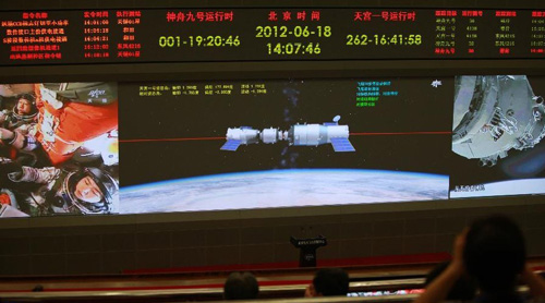 Photo taken on June 18, 2012 shows the screen at the Beijing Aerospace Control Center showing Shenzhou-9 manned spacecraft conducting an automatic docking with the orbiting Tiangong-1 space lab module. Photo: xinhua