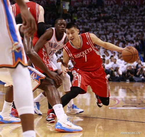 Houston Rockets Jeremy Lin (R) drives the ball during Game 2 against Oklahoma City Thunder at the first-round NBA basketball playoff series in Oklahoma City, April 24, 2013. (Xinhua/Song Qiong) 