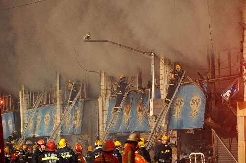 Firefighters extinguish fire at a farm produce wholesale market in Pudong new district of Shanghai, east China, Jan. 7, 2013. At least?six people were confirmed dead and more than ten others injured in the fire in Shanghai. (Xinhua/Pei Xin) Related:?Death toll climbs to 6 in Shanghai market fireSHANGHAI, Jan. 7 (Xinhua) -- A market fire that occurred Sunday evening in Shanghai had claimed six lives and injured more than ten as of 3 a.m. Monday, said the local fire fighting authorities.Ma Bing, a doctor with Changhai Hospital of Shanghai, which is treating eight of the injured, told Xinhua that three were burnt seriously. Full story