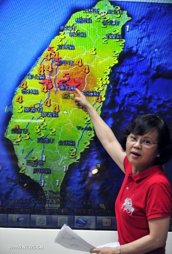 Lu Pei-ling, deputy director of the Taiwan Seismological Center, briefs the press about the Nantou quake, in Taipei, southeast China's Taiwan, June 2, 2013. A 6.7-magnitude quake jolted Nantou County in the central Taiwan Island Sunday afternoon, with no casualties reported. (Xinhua/Wu Ching-teng) 