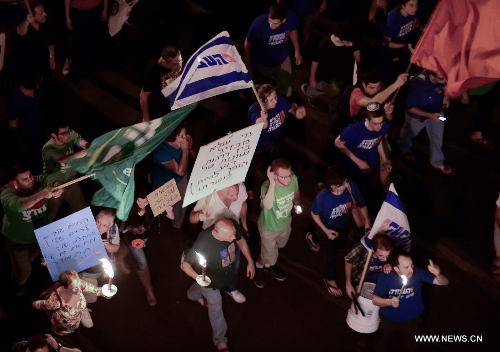 Hundreds of Israeli protesters gathered in front of the residence of Prime Minister Benjamin Netanyahu in Jerusalem on May 18, 2013, carrying signs that read 