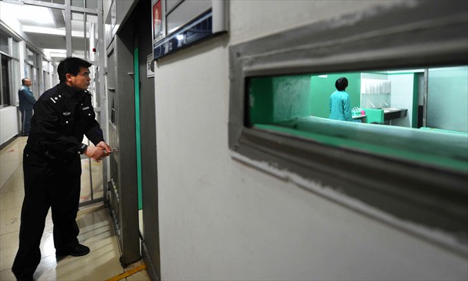 A guard closes the heavy doors that separate the inmates from the outside world. Photo: CFP