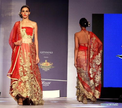Models present creations by designer Payal Jain at the Rajasthan Fashion Week 2013 in Jaipur, India, May 10, 2013. (Xinhua/Stringer) 
