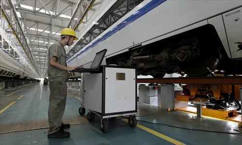 A worker checks a bullet train's wheel alignments with a computer. Photo: Yang Hui/GT