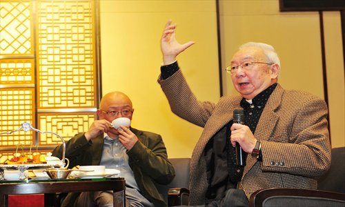 Hu Sihua (right), a guest invited to attend the Colormen salon
