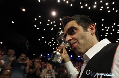 Ronnie O'Sullivan of England celebrates during the awarding ceremony for 2013 World Snooker Championship at the Crucible Theatre in Sheffield, Britain, May 6, 2013. Ronnie O'Sullivan sealed his fifth world title by defeating Barry Hawkins of England with 18-12 in the final. (Xinhua/Wang Lili) 