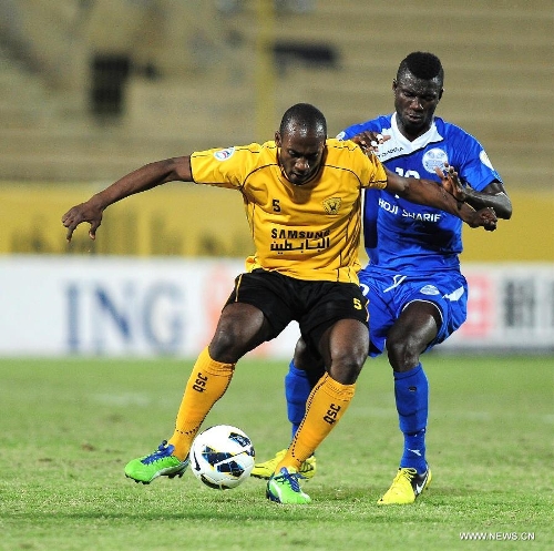 &nbsp;Brahima Keita (L) of Kuwait's Qadsia SC vies with Solaman Takyi of Tajikistan's Ravshan SC during their AFC Cup football match in Kuwait City, Kuwait, on April 3, 2013. Qadsia won the match 3-0. (Xinhua/Noufal Ibrahim) 