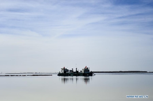 A salt mining ship is seen on duty on the Qarhan salt lake in Golmud, northwest China's Qinghai Province, March 15, 2013. The Qarhan salt lake, with a total area of 5,856 square kilometers, is the largest salt lake in China. The lake's abundant deposit of halide salts makes it a major mineral center. (Xinhua/Wu Gang) 