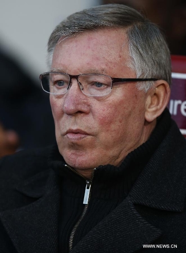 Manchester United manager Sir Alex Ferguson looks on before the Barclays Premier League match between West Ham United and Manchester United at Upton Park in London, Britain, on April 17, 2013. The match ended with a 2-2 draw. (Xinhua/Wang Lili) 