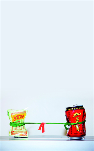 Guangzhou Pharmaceutical's green-paper packaged Wong Lo Kat (left) is competing with JDB's red-canned Jiaduobao. Photo: Guo Yingguang/GT