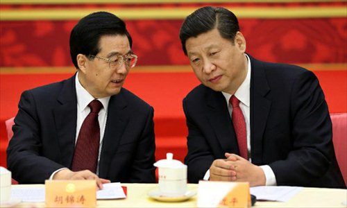 Chinese President Hu Jintao (L) talks with General Secretary of the Communist Party of China Central Committee Xi Jinping at a tea party held by the National Committee of the Chinese People's Political Consultative Conference (CPPCC), China's top political advisory body, in Beijing, capital of China, Jan. 1, 2013. Photo: Xinhua