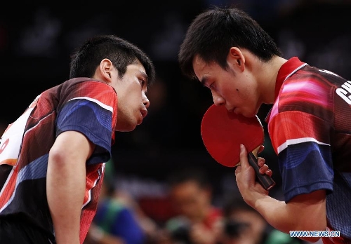 Chen Chien-An and Chuang Chih-Yuan (L) of Chinese Taipei communicate during the final of men's doubles against Hao Shuai and Ma Lin of China at the 2013 World Table Tennis Championships in Paris, France on May 19, 2013. Chen and Chuang won 4-2. (Xinhua/Wang Lili) 