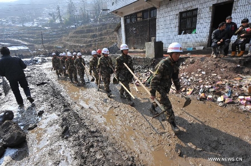 &nbsp;Rescuers leave a landslide spot in Zhenxiong mountain of Zhaotong City, southwest China's Yunnan Province, Jan. 12, 2012. The rescue of a landslide which hit the Zhaojiagou area of Gaopo Village early Friday finished after all 46 bodies were retrieved Saturday. (Xinhua/Chen Haining)&nbsp;