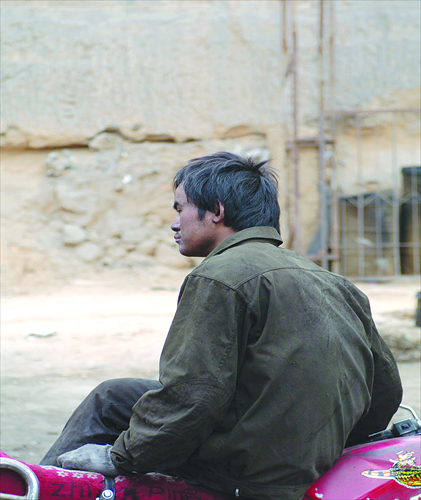 A migrant worker in Inner Mongolia takes a break outside the electronic repair shop where he works. Photos: Courtesy of Liang Hong