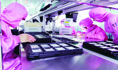 Workers process liquid crystal displays in an industrial park owned and operated by Shenzhen Jiatai Hong Industrial Co in Ji'an, Jiangxi Province Thursday. The city has so far attracted over 380 electronics and information technology enterprises like Shenzhen Jiatai Hong, which together produce more than 100 types of electronic products. Revenues from Ji'an's IT industry contributed more than a quarter of the IT industry revenues for the province last year. Photo: CFP