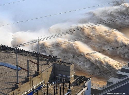 Flood water is released from spillways of the Three Gorges Dam, situated on the Yangtze River, in Yichang, Central China's Hubei Province, July 25, 2012. The biggest flood peak in nine years smoothly passed the Three Gorges Dam as the water inflow into the dam receded on Wednesday morning. Photo: Xinhua