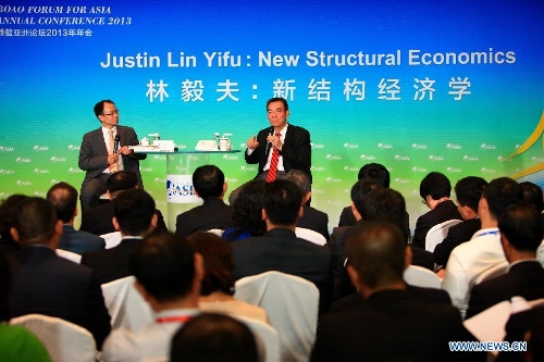Former Chief Economist and Senior Vice President of the World Bank Lin Yifu (R, back), who is also the honorary director of the National School of Development of Peking University, speaks on a Boao Dialogue on new structural economics during an annual meeting of the Boao Forum for Asia in Boao, south China's Hainan Province, April 6, 2013. (Xinhua/Xu Zijian) 