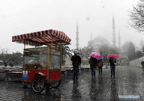 Snow falls as tourists walk with umbrellas in front of the Blue Mosque in the Turkish city of Istanbul on January 7, 2013. Heavy snow hit Istanbul on Monday, paralysing daily life, disrupting air traffic and land transport. Many provinces across Turkey are also being affected by heavy snow which led to the closure of schools in nine province and blocked traffic in many villages. (Xinhua/Ma Yan) 