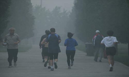 Joggers brave smog in January for a morning run at the Temple of Heaven. Photos: Li Hao/GT, CFP