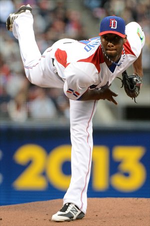 Dominican Republic starting pitcher Samuel Deduno throws against Puerto Rico during the first inning of the World Baseball Classic championship at AT&T Park in San Francisco on Tuesday. Photo: IC