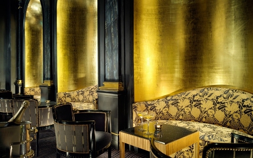 Beaufort Bar, Savoy Hotel, London&nbsp; (Source: www.huanqiu.com)The Savoy Hotel in London was instrumental in developing the cocktail — you can read about the history of that enduringly popular beverage here — and as a result its long-standing American Bar continues to draw crowds.More appealing, however, is the hotel's newer Beaufort Bar. Dramatically decorated in black and burnished gold, the venue specialises in cocktails and rare champagnes, and cabaret and music performances are often held in the intimate space.