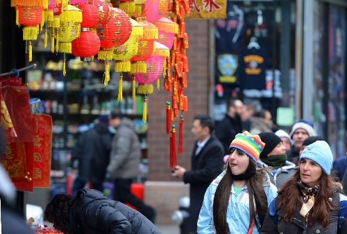 Local residents look at the traditional decorations for the upcoming Chinese Lunar New Year in China Town, New York, the United States, Feb. 6, 2013. The Chinese Lunar New Year, or Spring Festival, starts on Feb. 10 this year. (Xinhua/Wang Lei)  